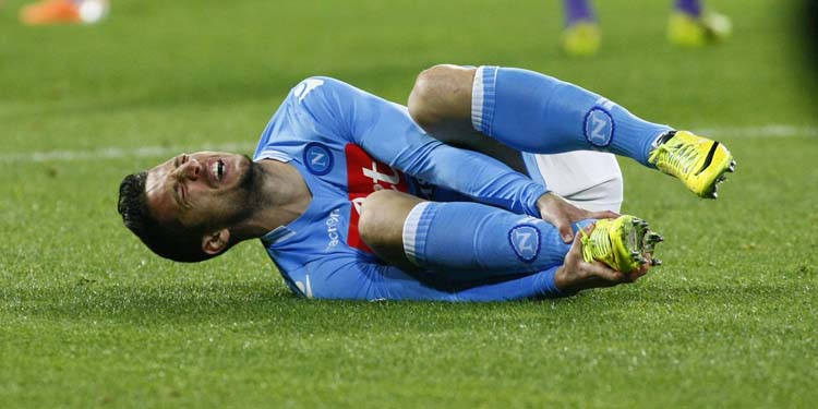 Napoli's Belgian forward Dries Mertens reacts after an injury during the Italian Serie A football match between SSC Napoli and Fiorentina ACF in San Paolo Stadium on March 23, 2014. AFP PHOTO / CARLO HERMANN (Photo credit should read CARLO HERMANN/AFP/Getty Images)